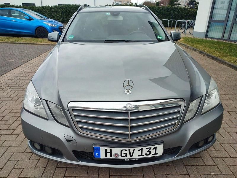 Silber Gebraucht 2010 Mercedes E250 Kombi | 4.390 € (Superpreis) - Bild 1/4
