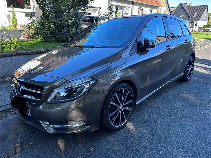 Gold Gebraucht 2014 Mercedes B250 Van / Kleinbus | 16.000 € (Guter Preis) - Bild 1/3