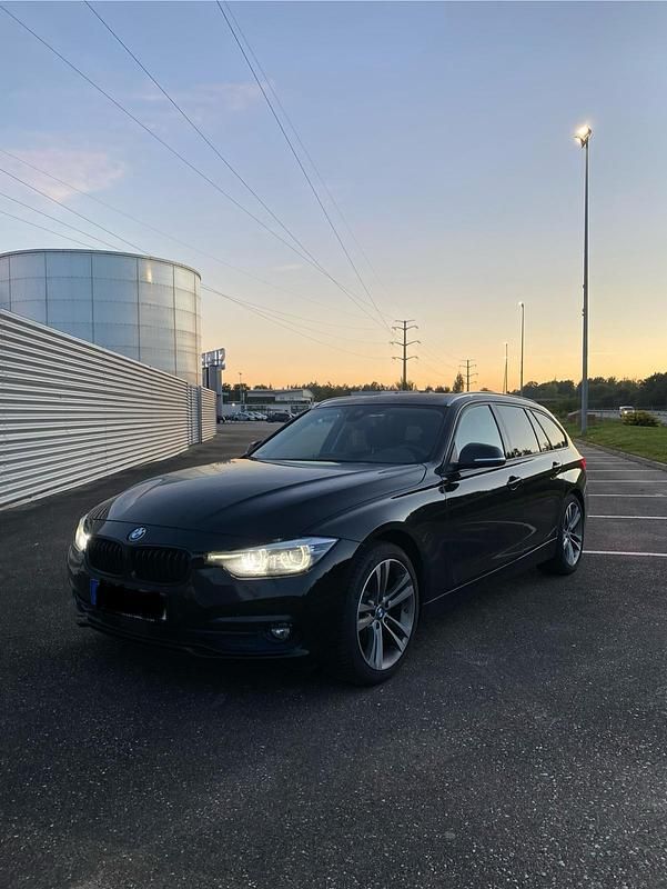 Schwarz Gebraucht 2018 BMW 320 Sport Line Kombi | 13.999 € (Fairer Preis) - Bild 1/4