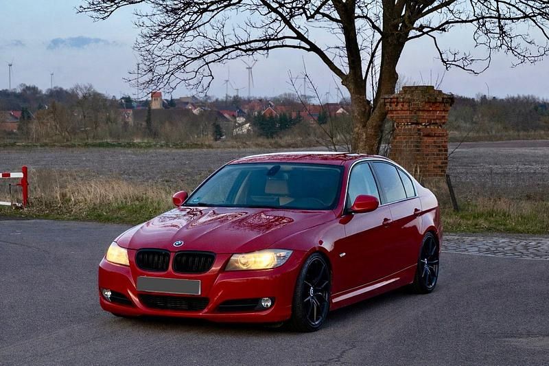 Gebraucht BMW 330 245 PS (180 kW) 2011 Rot Limousine