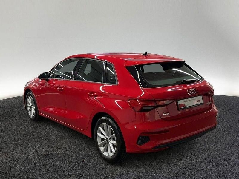 Gebraucht Audi A3 Ambiente 150 PS (110 kW) 2023 Tangorot metallic Limousine