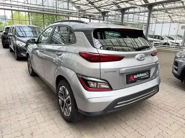 Gebraucht Hyundai Kona Select 100 kW (136 PS) 2022 Silber SUV