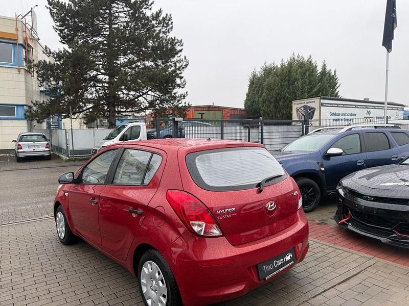 Gebraucht Hyundai i20 Edition 86 PS (63 kW) 2013 Rot Limousine