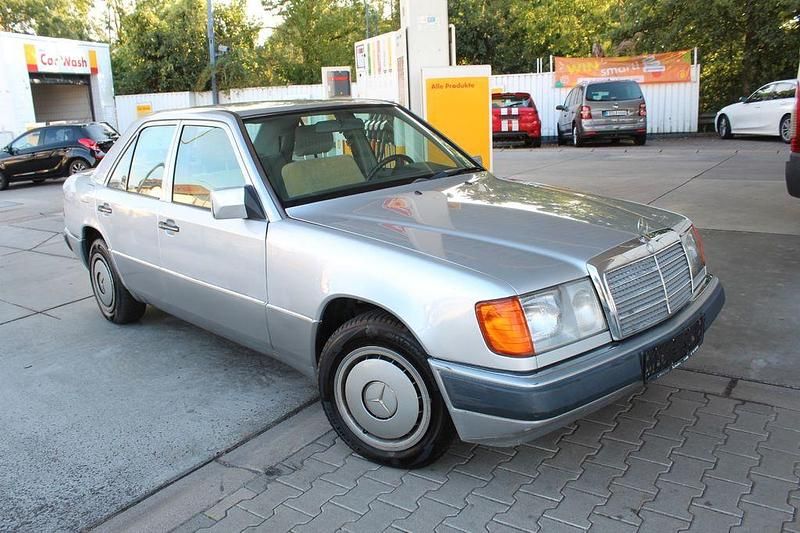 Grau Gebraucht 1993 Mercedes E250 Limousine | 7.499 € - Bild 1/4