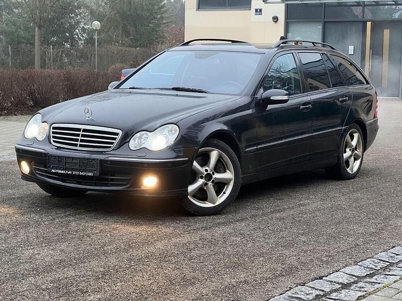 Schwarz Gebraucht 2004 Mercedes C320 Avantgarde Limousine | 3.999 € (Superpreis) - Bild 1/4