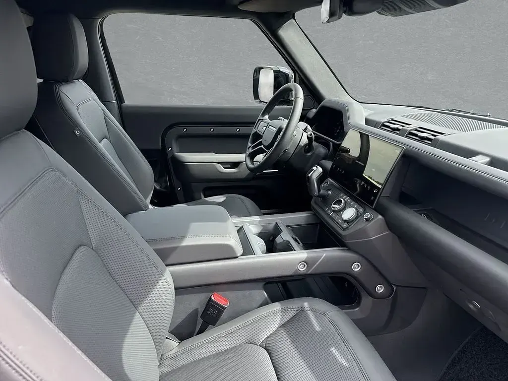 Neu Land Rover Defender SE Dynamic 249 PS (183 kW) 2026 Schwarz SUV
