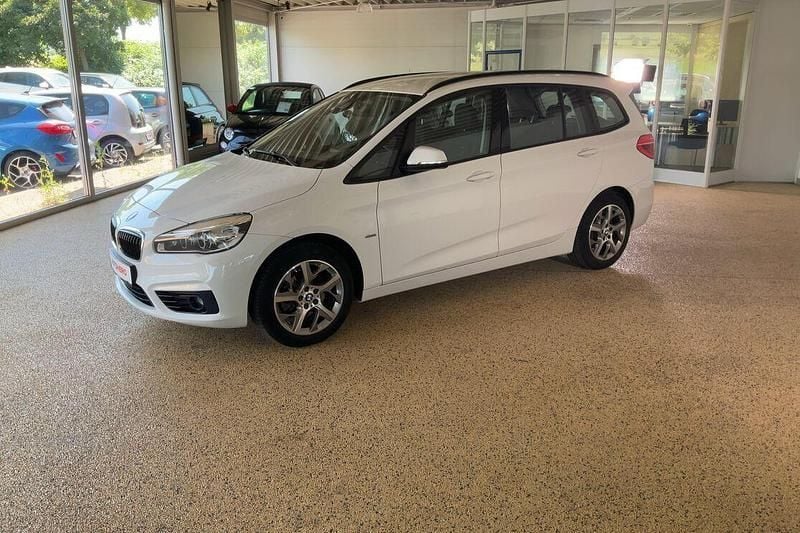 Weiß Gebraucht 2018 BMW 216 Gran Tourer Sport Line Van / Kleinbus | 16.690 € (Fairer Preis) - Bild 1/3