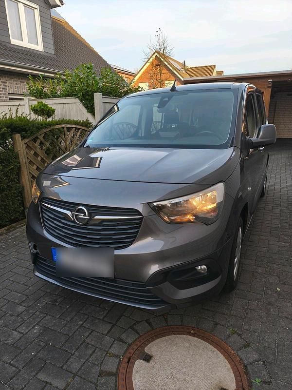 Grau Gebraucht 2018 Opel Combo Life Van / Kleinbus | 8.600 € - Bild 1/4