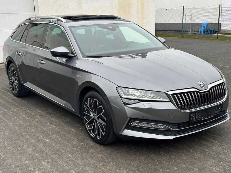 Grau Gebraucht 2022 Skoda Superb LAURIN & KLEMENT Kombi | 24.980 € (Guter Preis) - Bild 1/4