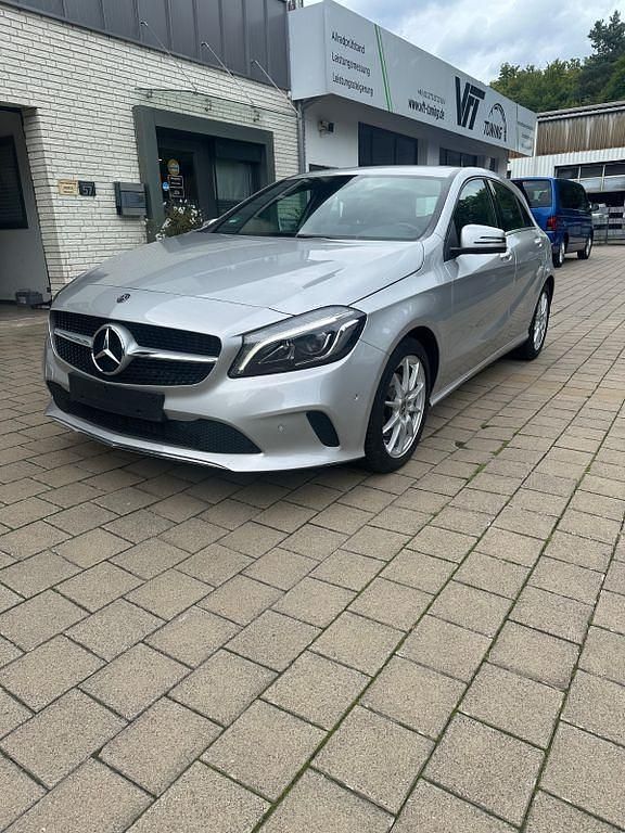 Polarsilber Gebraucht 2017 Mercedes A180 Limousine | 17.995 € (Fairer Preis) - Bild 1/4