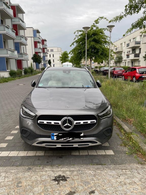 Gelb Gebraucht 2020 Mercedes GLA200 SUV | 29.000 € (Fairer Preis) - Bild 1/4