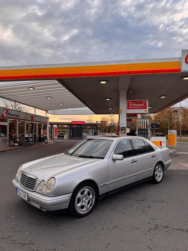 Silber Gebraucht 1999 Mercedes E240 Limousine | 6.400 € - Bild 1/4