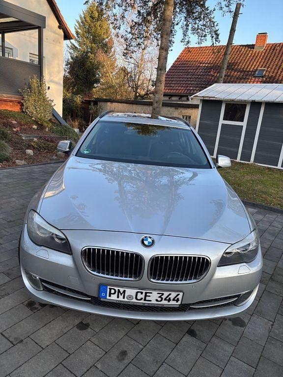 Silber Gebraucht 2011 BMW 520 Kombi | 8.900 € (Fairer Preis) - Bild 1/4
