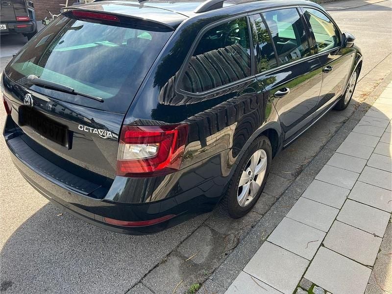 Schwarz Gebraucht 2019 Skoda Octavia Soleil Kombi | 10.500 € (Superpreis) - Bild 1/4