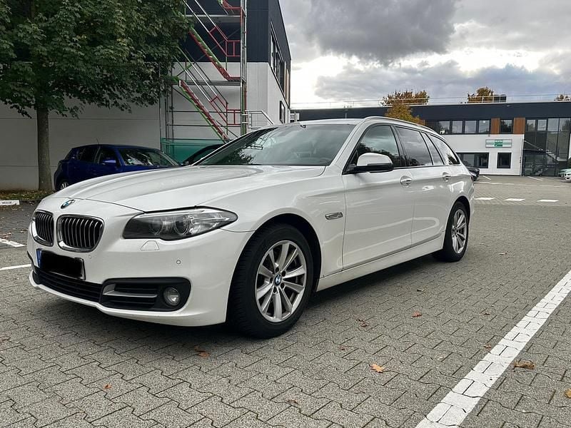 Weiß Gebraucht 2015 BMW 520 Performance Kombi | 7.900 € - Bild 1/4