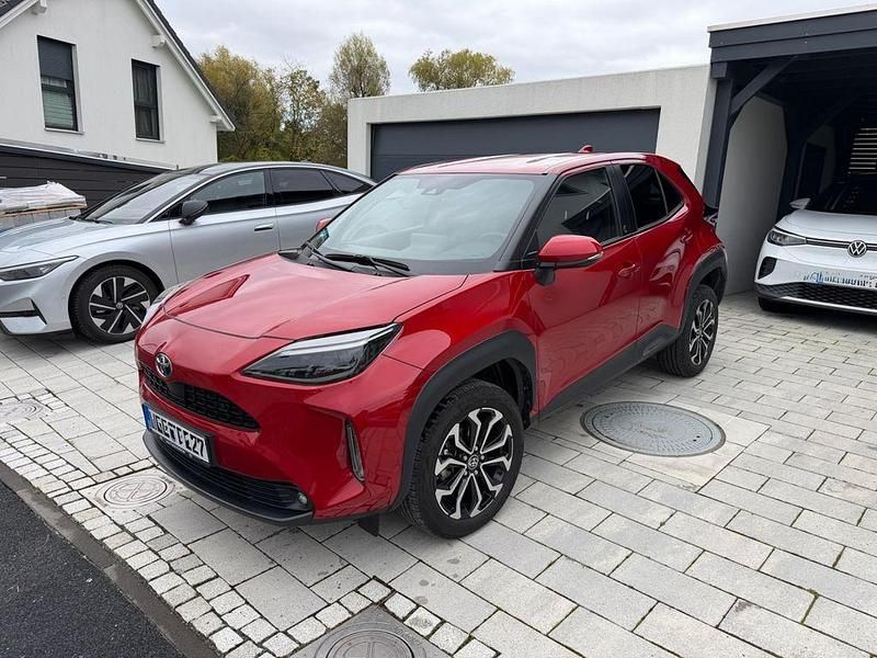Rot Gebraucht 2023 Toyota Yaris Cross Team SUV | 23.100 € (Fairer Preis) - Bild 1/4