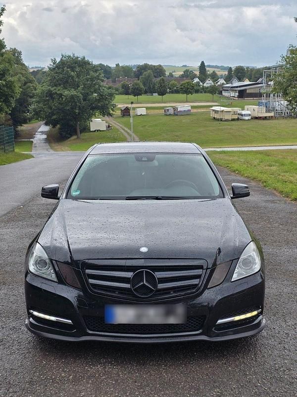 Schwarz Gebraucht 2011 Mercedes E220 Avantgarde Limousine | 6.500 € (Superpreis) - Bild 1/4