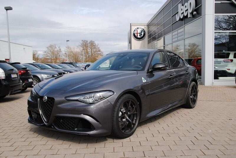 Grigio vesuvio Gebraucht 2022 Alfa Romeo Giulia Quadrifoglio Limousine | 79.490 € (Etwas zu teuer) - Bild 1/4