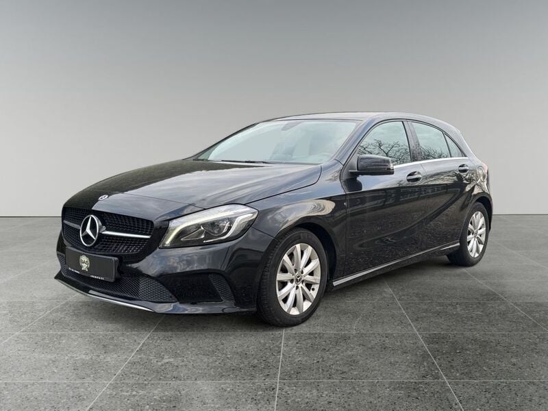 Schwarz Gebraucht 2018 Mercedes A180 Edition Limousine | 12.999 € (Superpreis) - Bild 1/4