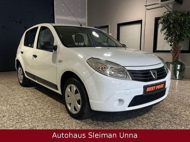Weiß Gebraucht 2011 Dacia Sandero Limousine | 4.490 € - Bild 1/4
