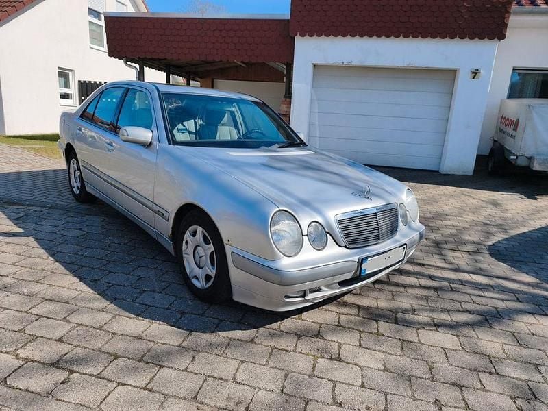 Gebraucht Mercedes E220 143 PS (105 kW) 2001 Silber Limousine