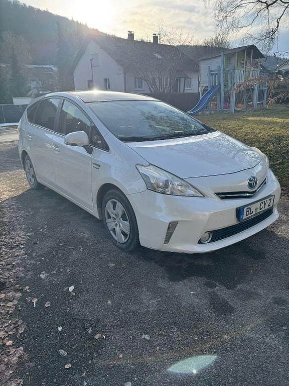 Weiß Gebraucht 2012 Toyota Prius+ Life Van / Kleinbus | 13.990 € (Etwas zu teuer) - Bild 1/4