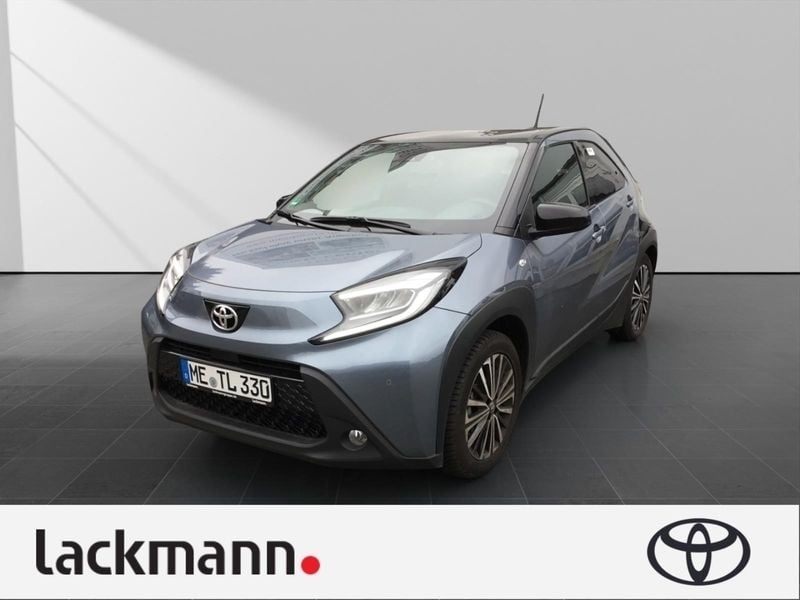 1k3)/ black mica (209) (grau Gebraucht 2024 Toyota Aygo Comfort Kleinwagen | 17.989 € (Fairer Preis) - Bild 1/4