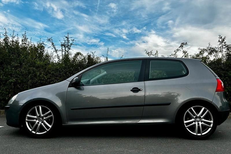Grau Gebraucht 2006 VW Golf V Kleinwagen | 3.200 € (Etwas zu teuer) - Bild 1/4