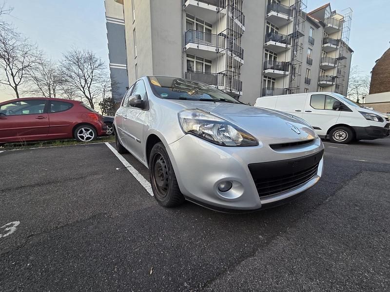 Gebraucht Renault Clio III 110 PS (80 kW) 2011 Silber Limousine