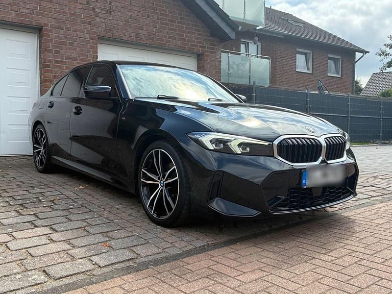 Schwarz Gebraucht 2023 BMW 320 M Sport Limousine | 32.900 € (Superpreis) - Bild 1/4