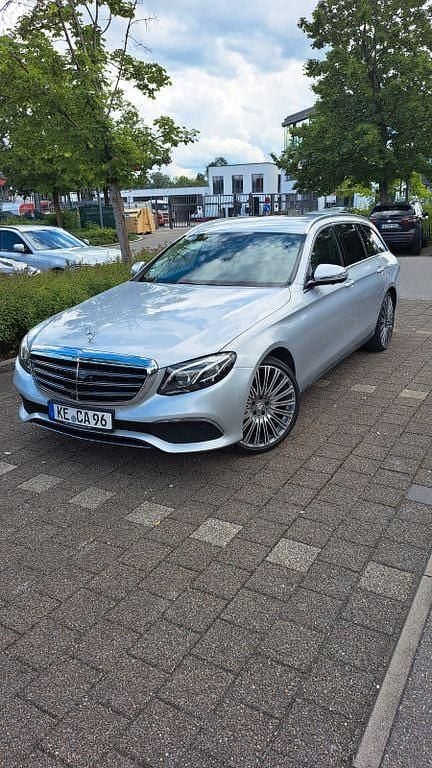 Silber Gebraucht 2016 Mercedes E220 Exclusive Limousine | 19.000 € (Etwas zu teuer) - Bild 1/4