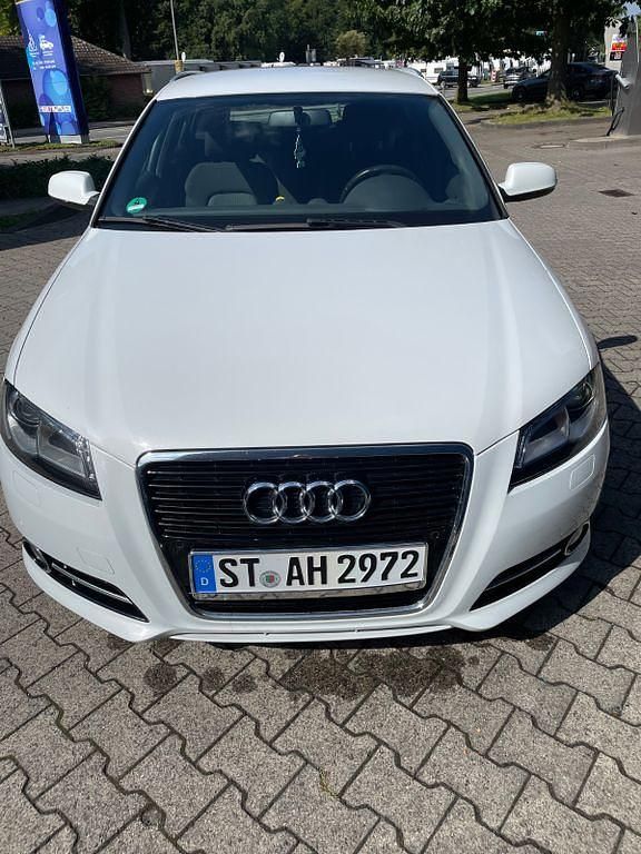 Schwarz Gebraucht 2011 Audi A3 Sportback Ambiente Limousine | 5.550 € (Guter Preis) - Bild 1/4