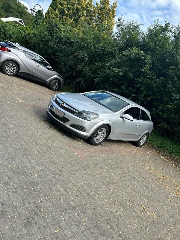 Grau Gebraucht 2008 Opel Astra GTC Coupé | 2.400 € (Etwas zu teuer) - Bild 1/4