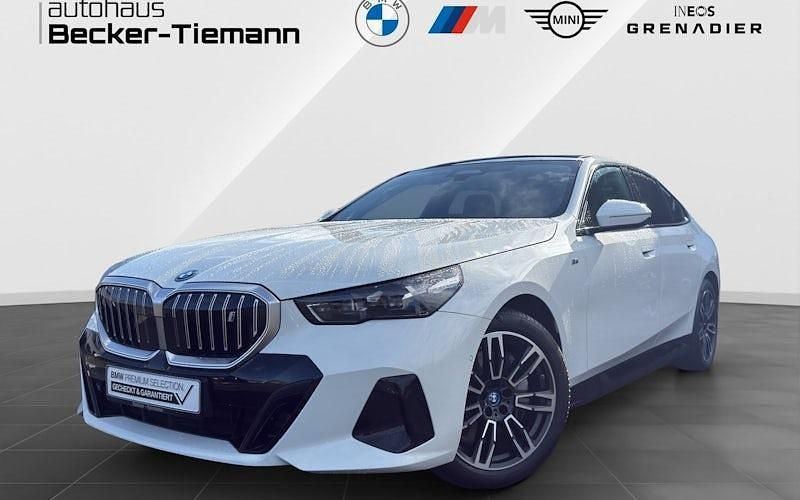 Weiß Gebraucht 2024 BMW i5 Comfort Edition Limousine | 56.989 € - Bild 1/4
