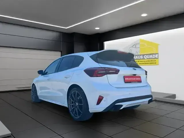 Używany Ford Focus ST 280 KM (205 kW) 2022 Biały Sedan/Limuzyna