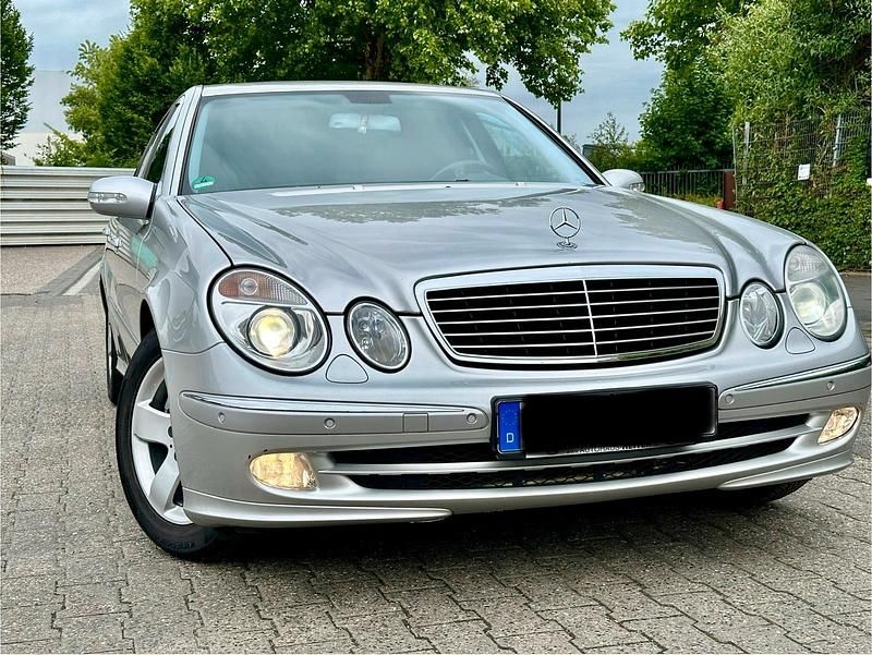 Silber Gebraucht 2004 Mercedes E240 Limousine | 7.000 € (Teuer) - Bild 1/4