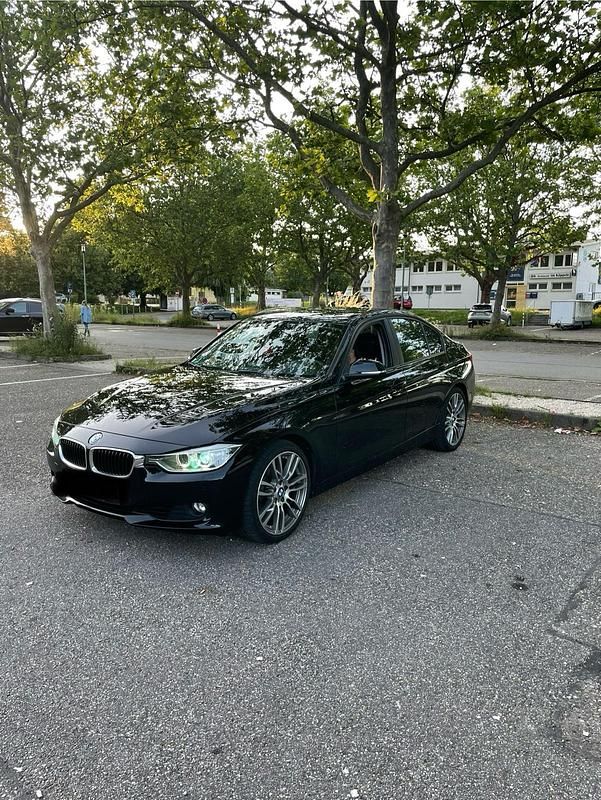 Schwarz Gebraucht 2015 BMW 320 Limousine | 10.499 € (Fairer Preis) - Bild 1/4