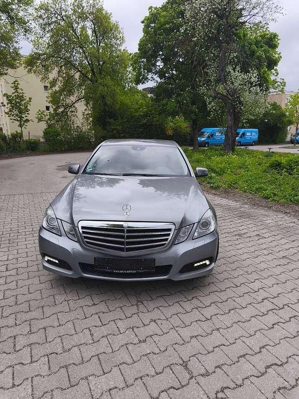 Silber Gebraucht 2009 Mercedes E250 Avantgarde Limousine | 10.850 € (Fairer Preis) - Bild 1/4