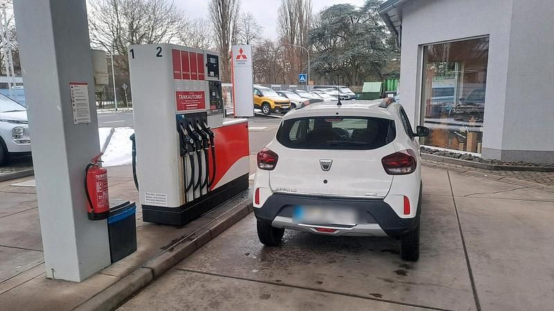 Weiß Gebraucht 2022 Dacia Spring Comfort Plus Kleinwagen | 6.300 € (Superpreis) - Bild 1/4