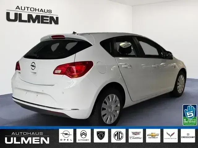 Gebraucht Opel Astra Selection 116 PS (85 kW) 2015 Weiss Limousine