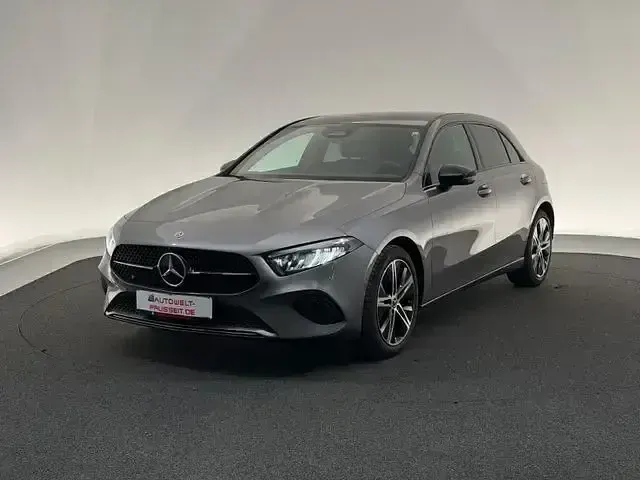 Gebraucht Mercedes A200 Progressive 163 PS (119 kW) 2023 Mountaingrau Limousine