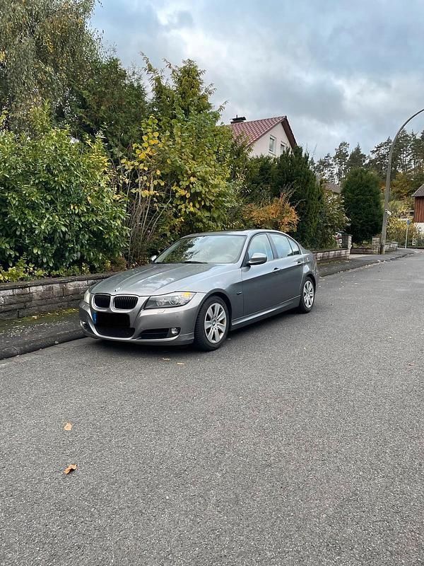 Gebraucht BMW 318 140 PS (102 kW) 2011 Grau Limousine