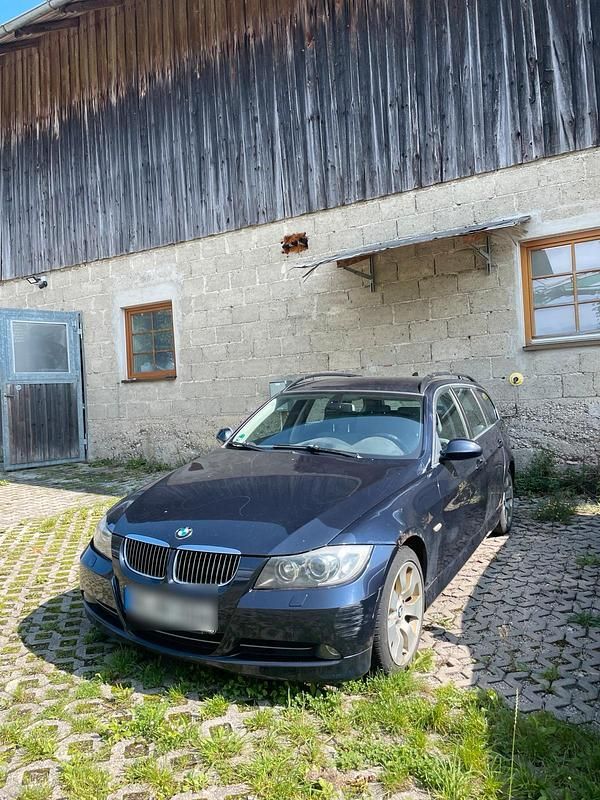 Blau Gebraucht 2006 BMW 330 Kombi | 3.900 € (Superpreis) - Bild 1/4