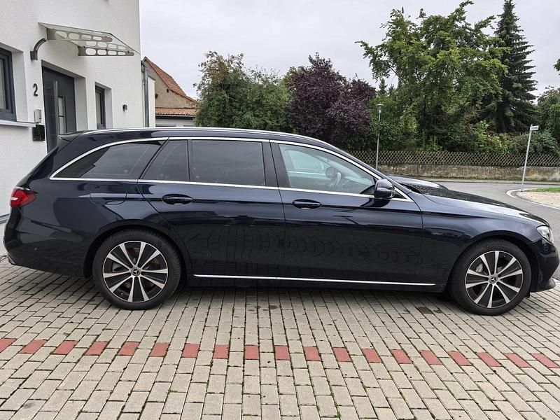 Blau Gebraucht 2019 Mercedes E300 Kombi | 25.500 € (Fairer Preis) - Bild 1/4