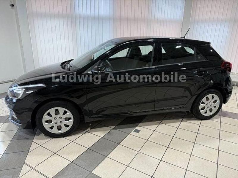 Gebraucht Hyundai i20 Passion Plus 84 PS (61 kW) 2018 Schwarz Limousine
