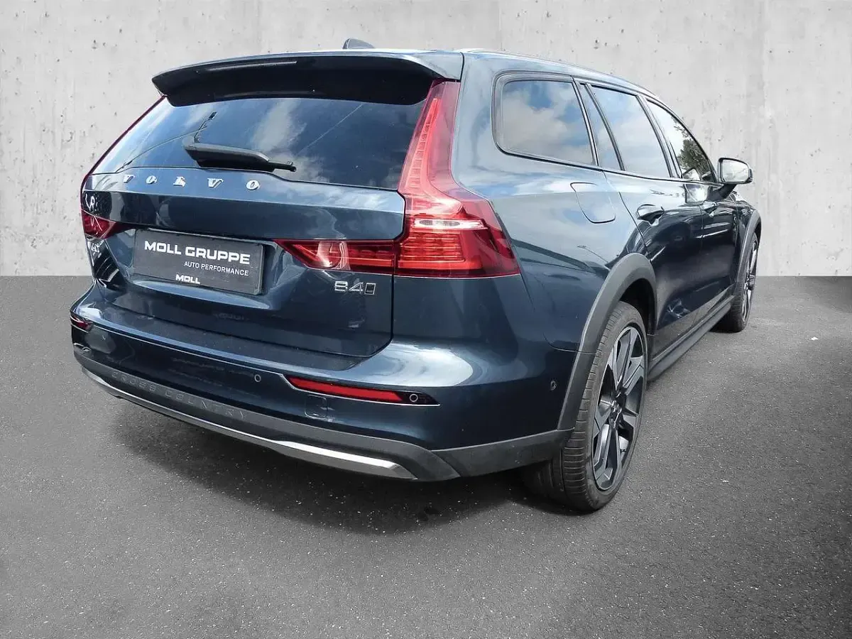 Gebraucht Volvo V60 CC Ultimate 197 PS (144 kW) 2024 Denim blue / metallic Kombi
