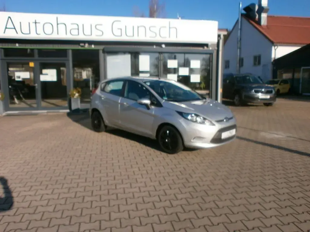 Używany Ford Fiesta Trend 60 KM (44 kW) 2012 Srebrny Sedan/Limuzyna