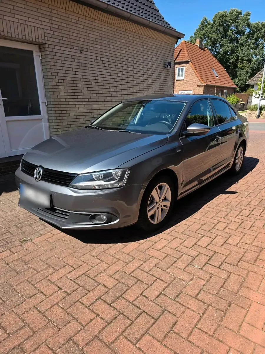 Gebraucht VW Jetta Match 122 PS (89 kW) 2012 Grau Limousine