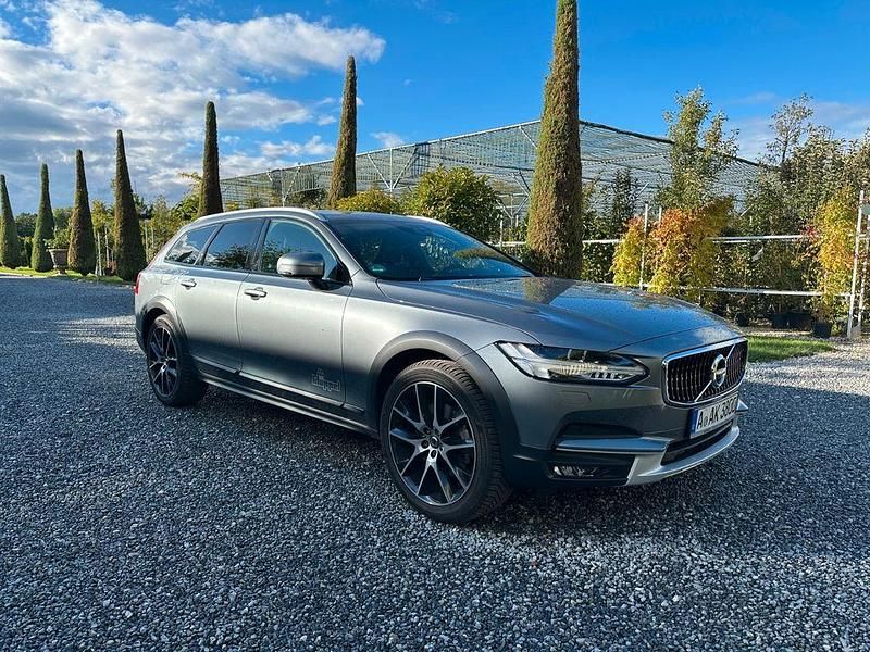 Grau Gebraucht 2018 Volvo V90 CC Pro Kombi | 34.900 € (Etwas zu teuer) - Bild 1/4