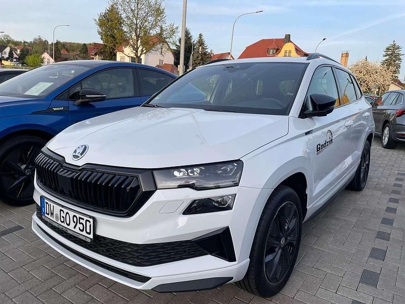 Moonweiss metallic Gebraucht 2024 Skoda Karoq SportLine SUV | 34.890 € (Fairer Preis) - Bild 1/4
